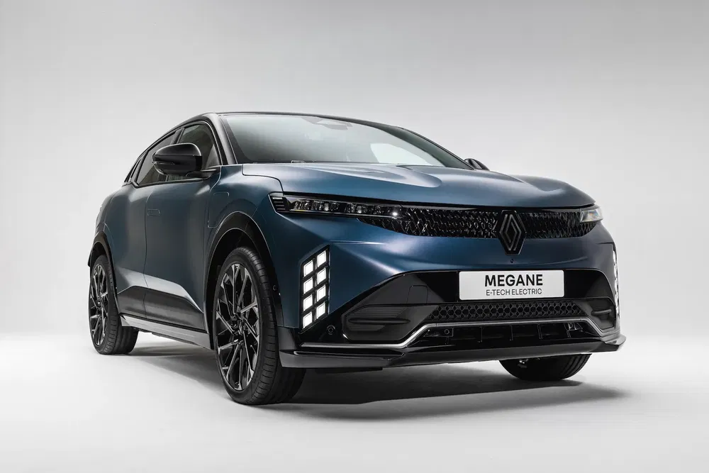 Renault Mégane E-Tech électrique bleu, design moderne, éclairage LED distinctif.