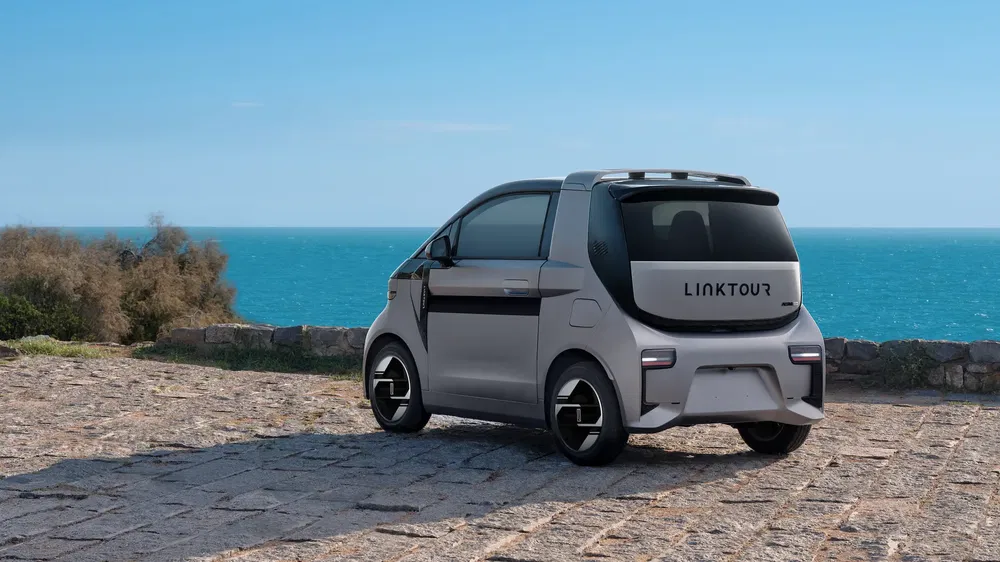 {"fr":"Voiture électrique LinkTour compacte avec vue sur la mer en arrière-plan.","nl":"Compacte elektrische LinkTour auto met uitzicht op zee op de achtergrond."}