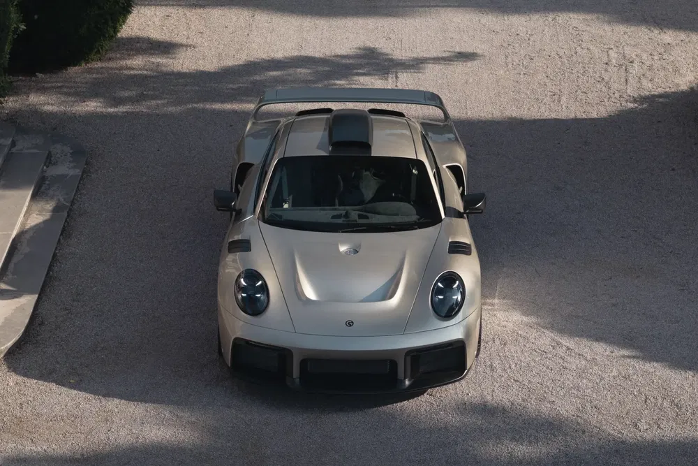 {"fr":"Vue aérienne de la Porsche 911 GT2 RS couleur argent sur fond de gravier.","nl":"Luchtfoto van zilveren Porsche 911 GT2 RS op grindpad."}