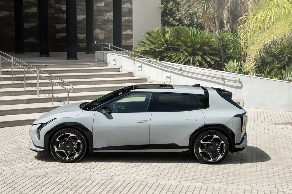 {"fr":"SUV Citroën Oli moderne garé sur pavé avec arrière-plan de verdure luxuriante.","nl":"Moderne Citroën Oli SUV geparkeerd op bestrating met weelderige groene achtergrond."}