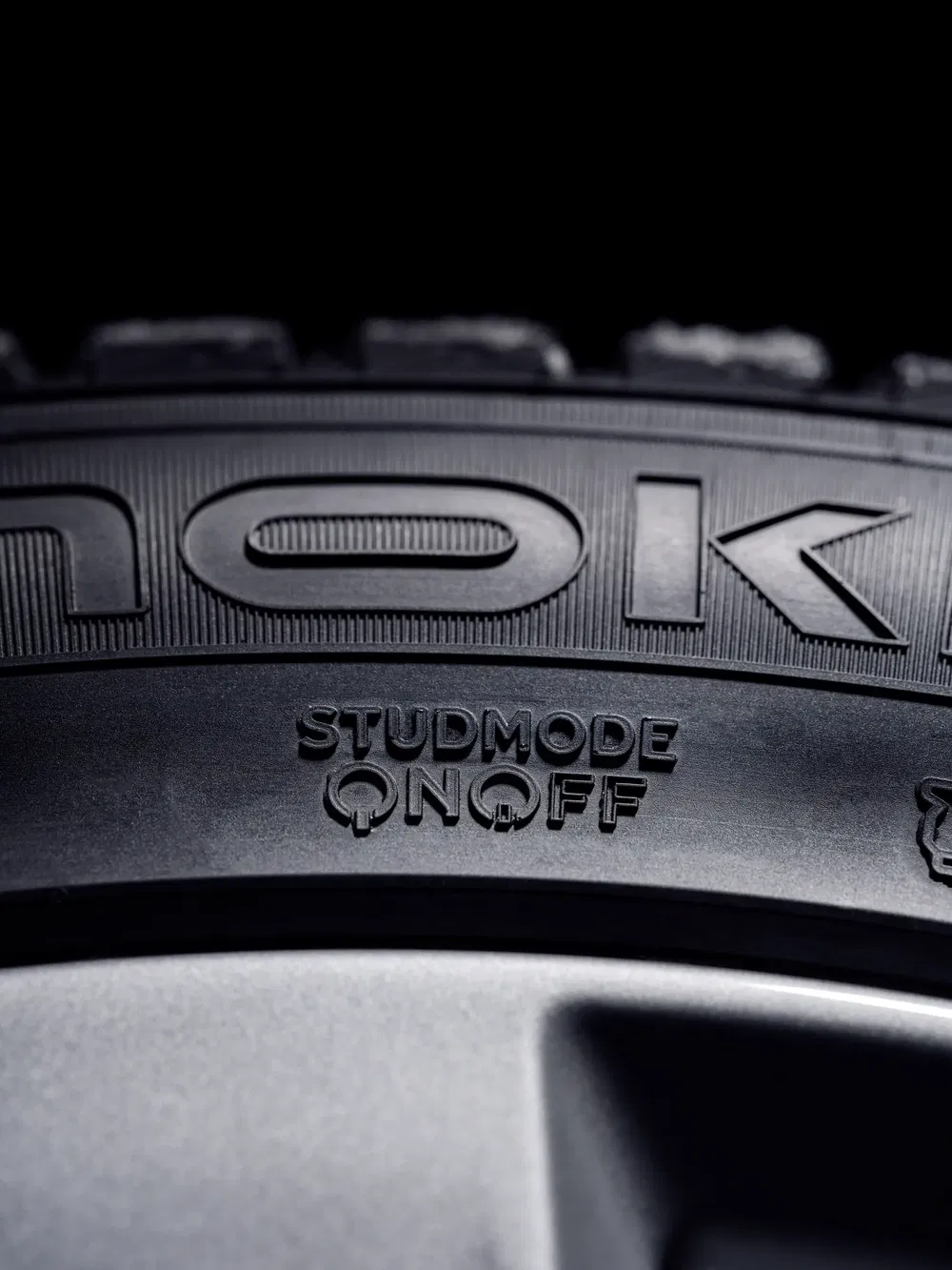 Pneu Nokian avec mode clouté activé pour meilleures performances hivernales.