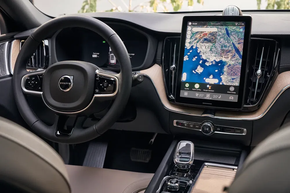 Intérieur Volvo avec écran d'infodivertissement affichant carte GPS moderne.