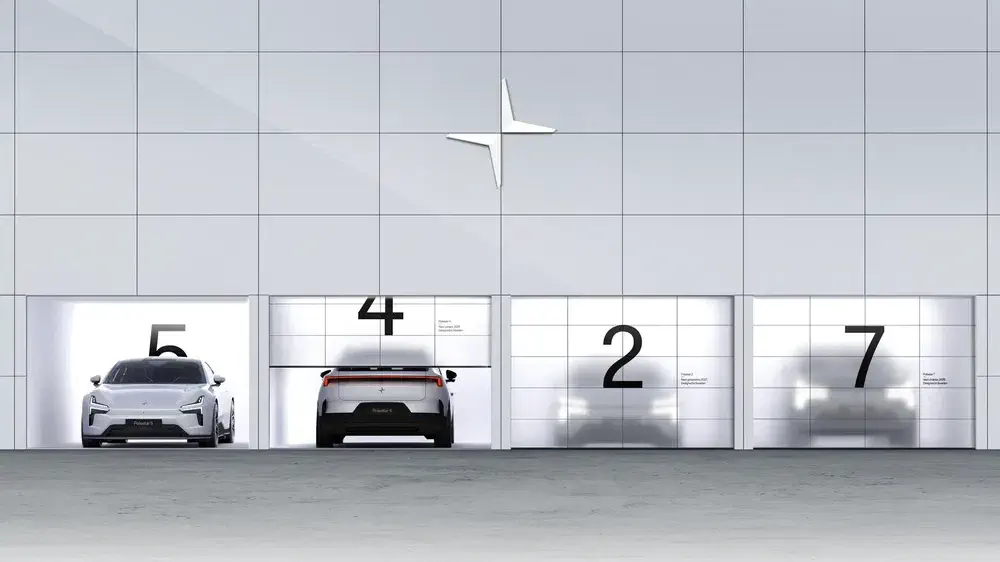 Voitures électriques Polestar numérotées dans des garages blancs, logo Polestar en arrière-plan.