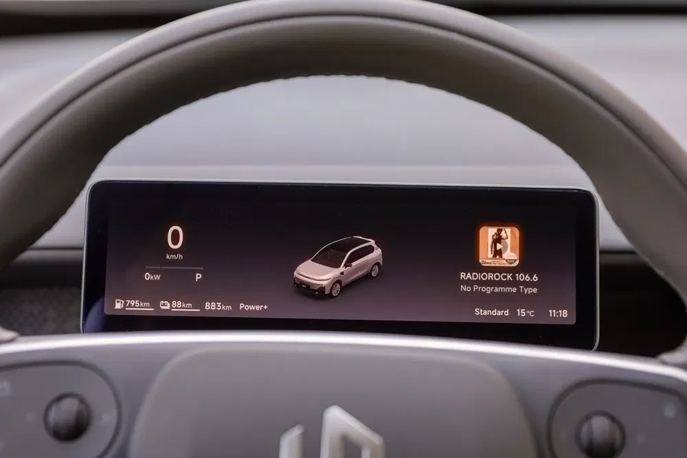 Digitale MG-dashboard met autoweergave en muziekinfo.