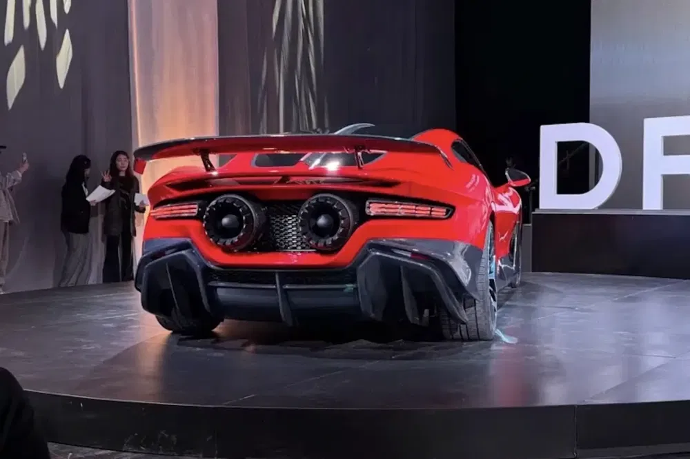 {"fr":"Hypercar rouge exposée avec aileron arrière sur scène d'exposition.","nl":"Rode hypercar met achtervleugel op een tentoonstellingspodium."}