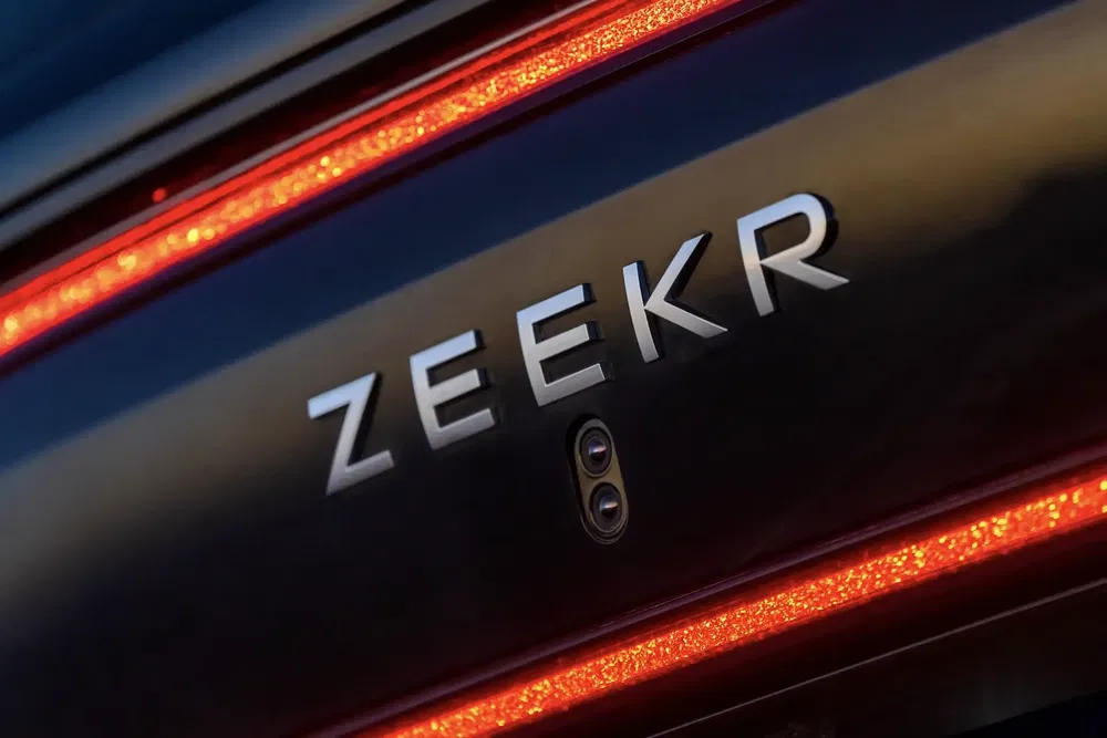 Logo Zeekr sur hayon avec éclairage LED rouge distinctif.
