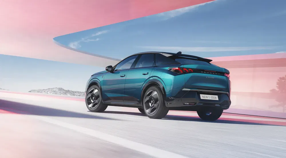 SUV Peugeot 3008 bleu dans un paysage futuriste rose et bleu.