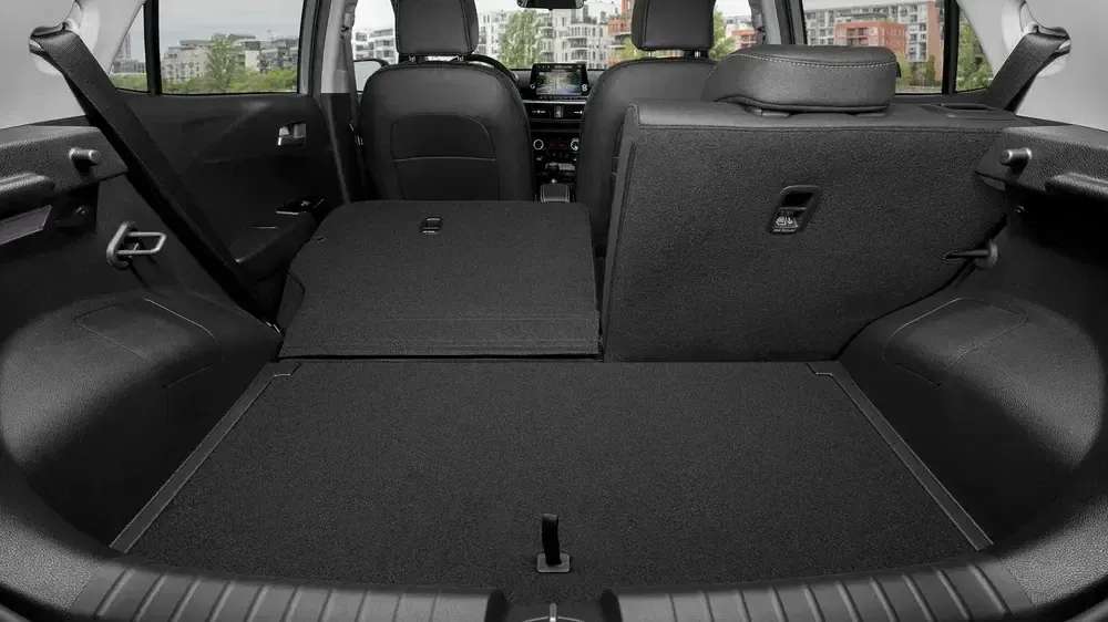 Espace de chargement arrière SUV Hyundai, sièges rabattus, vue intérieure spacieuse et pratique.