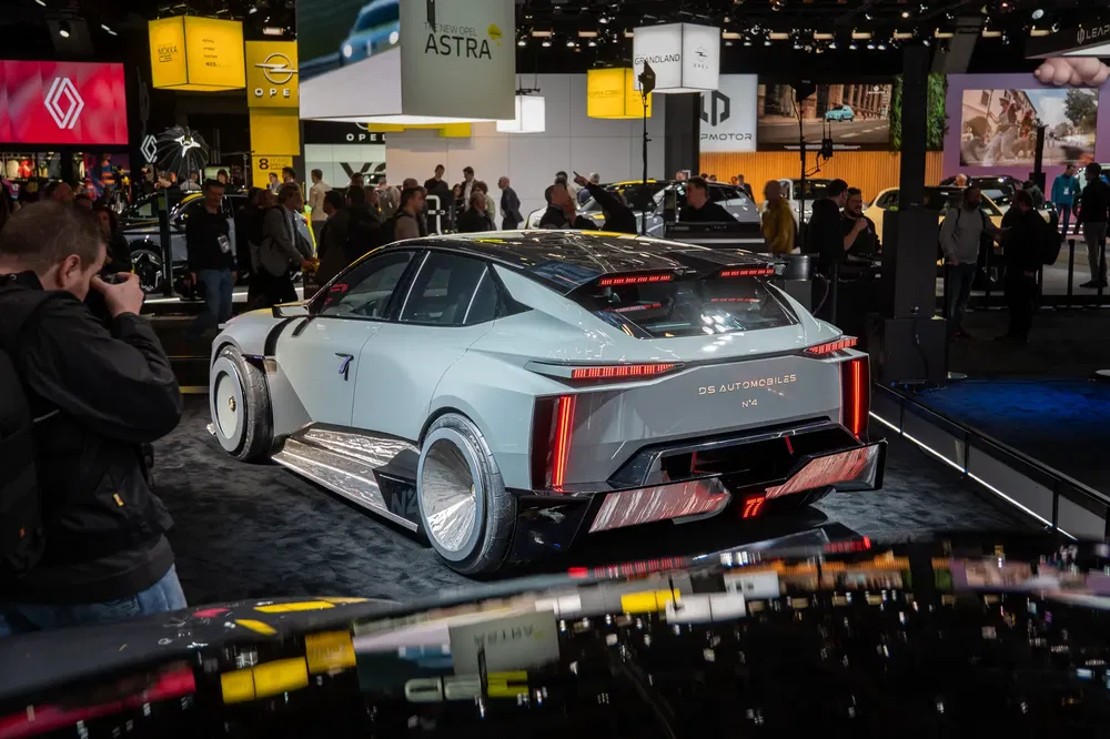 Concept-car DS Automobiles au salon de l'auto, design futuriste avec éclairage LED distinctif.