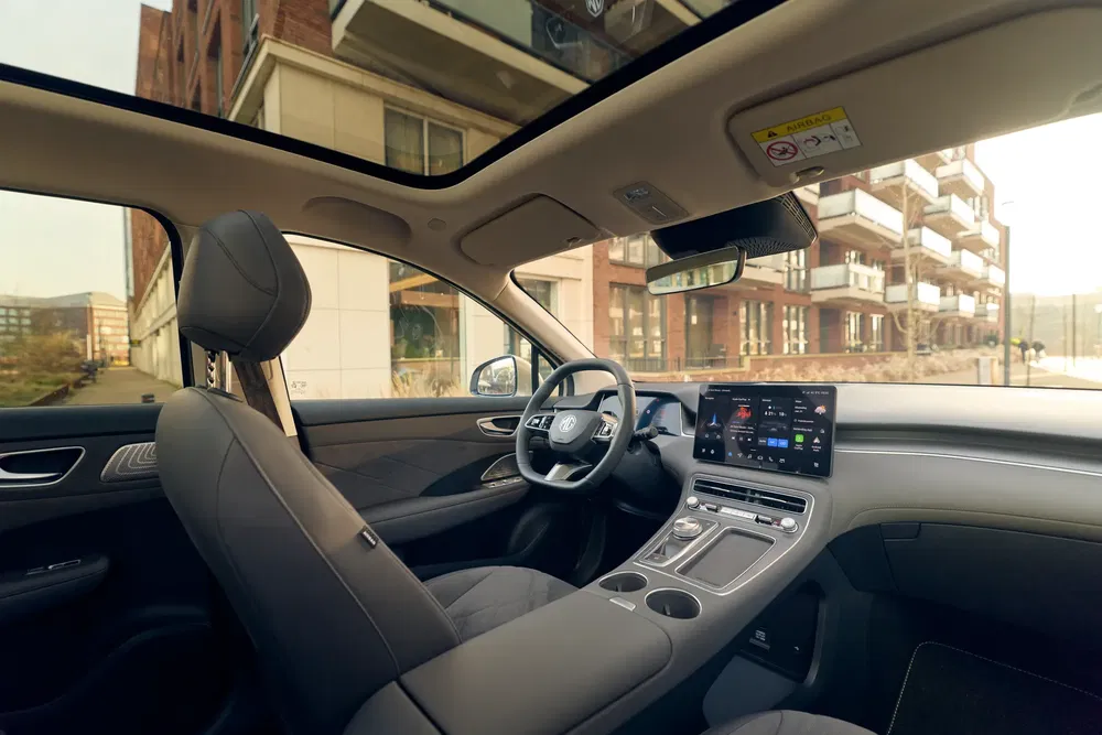 Intérieur spacieux et moderne d'une Hyundai avec toit panoramique, technologie embarquée avancée.