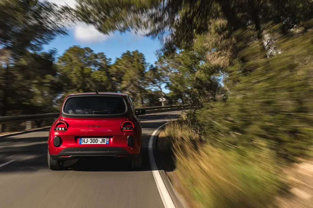 {"fr":"Voiture rouge sur route sinueuse en forêt, vitesse capturée avec flou dynamique.","nl":"Rode auto op kronkelige weg door bos, vastgelegd met bewegingsonscherpte."}