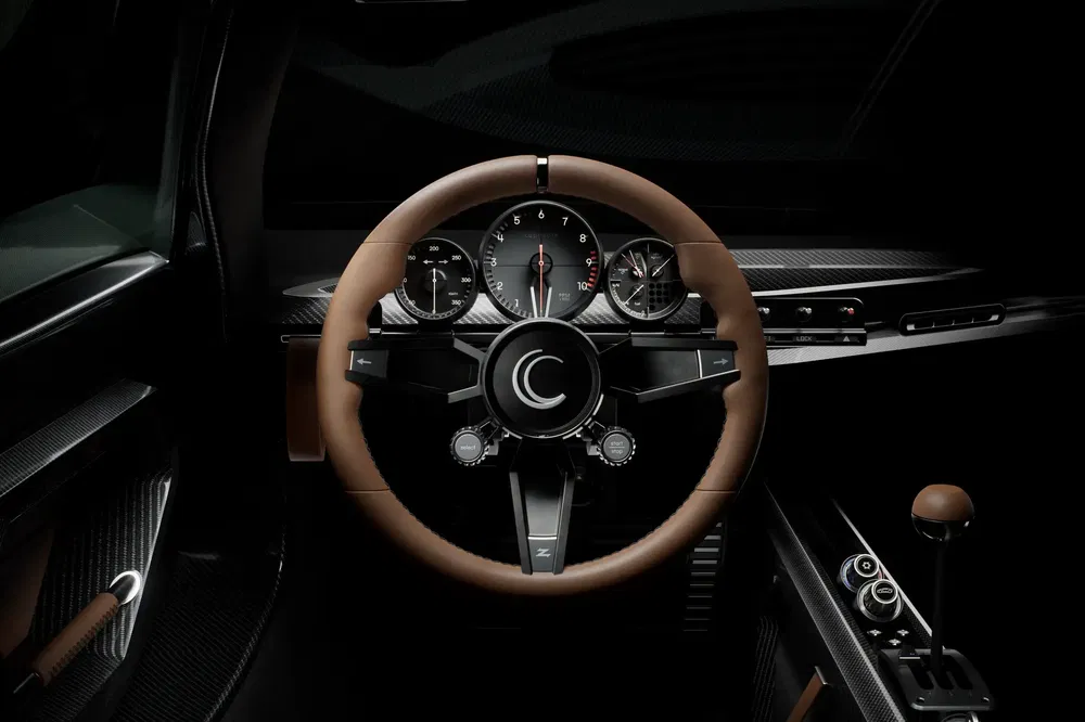 Volant Cupra DarkRebel avec tableau de bord numérique et finitions en cuir et carbone.
