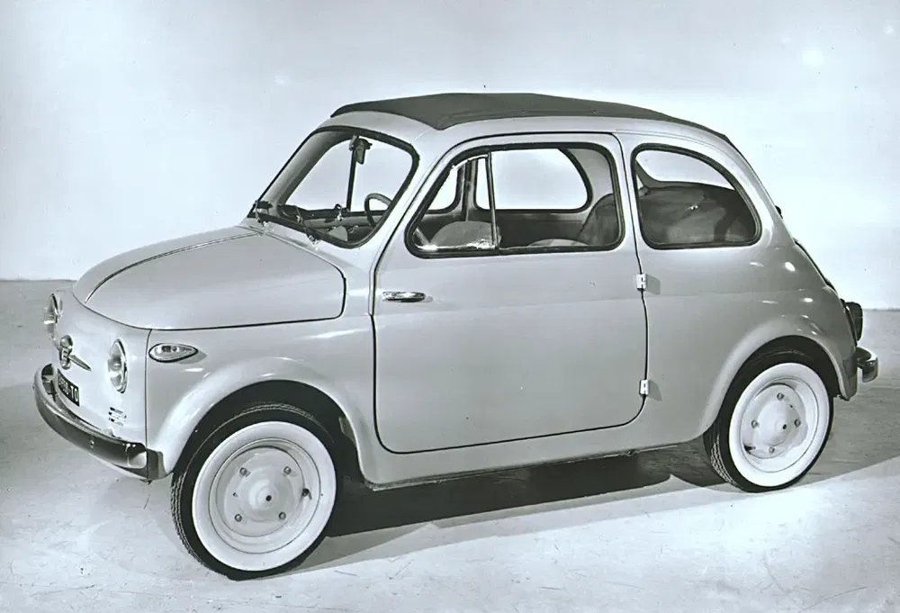 Klassieke Fiat 500 in zwart-wit, compacte auto met retro-ontwerp.