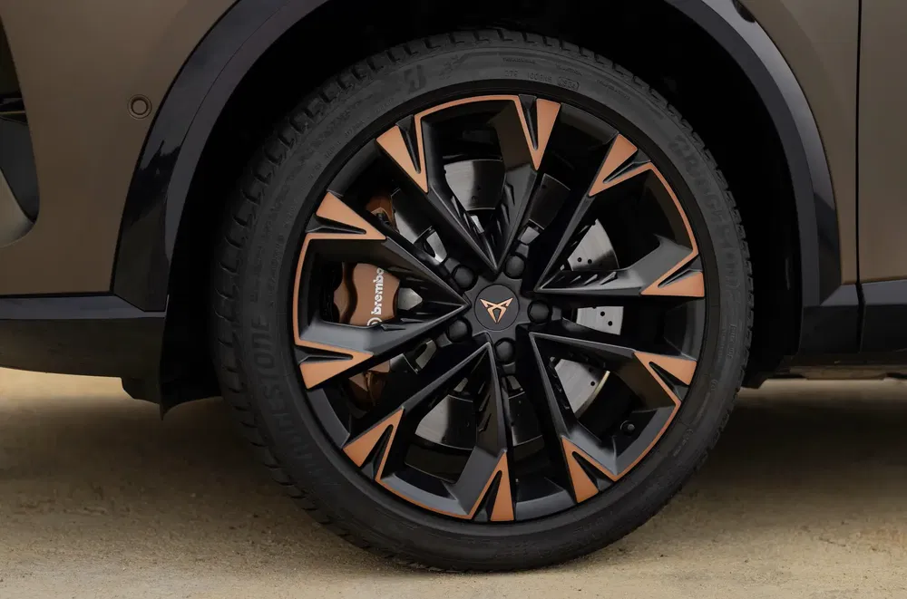 Jante Cupra avec design sophistiqué noir et accents cuivre, dotée de frein Brembo performant.