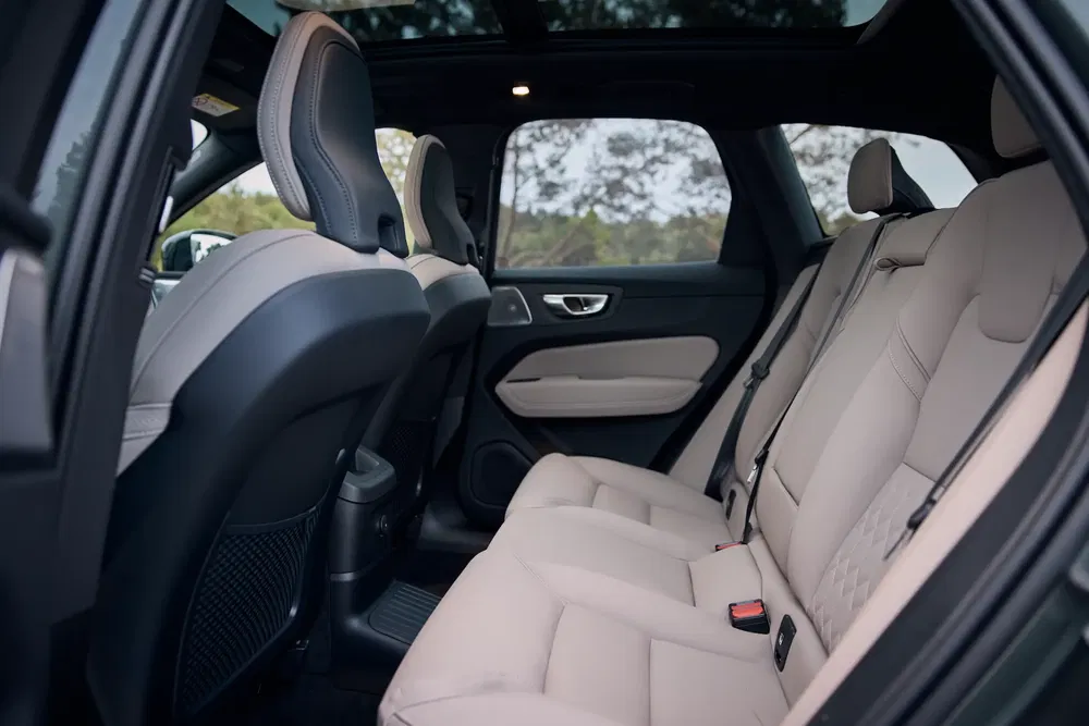 Intérieur spacieux et luxueux du crossover Ford avec sièges arrière en cuir beige.