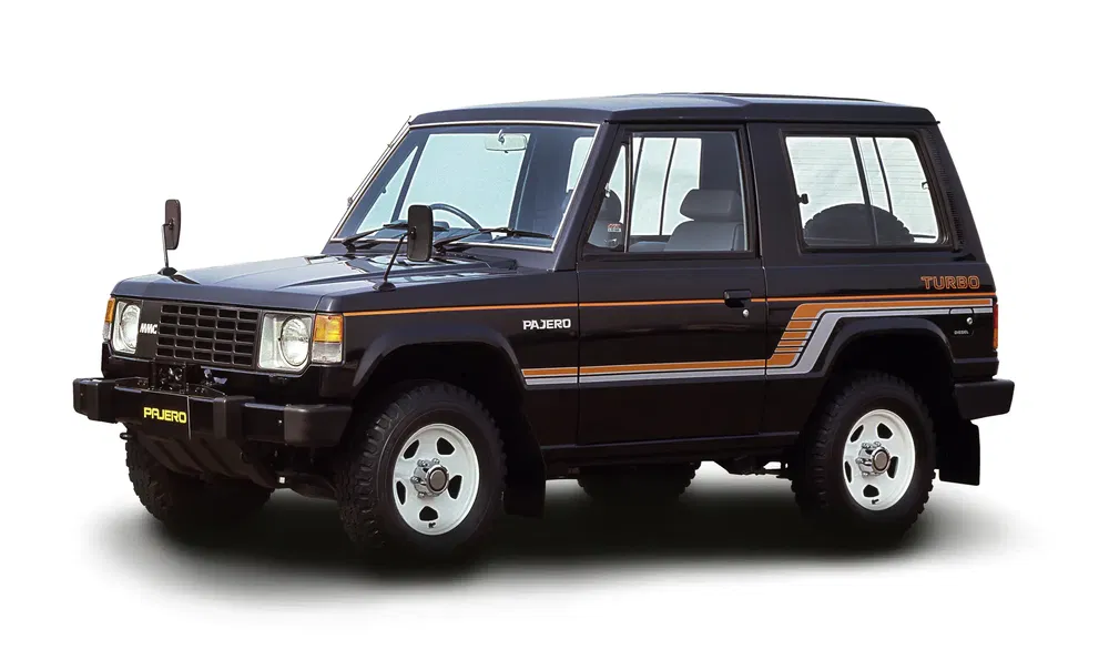 {"fr":"Mitsubishi Pajero Turbo noir des années 80 avec jantes en alliage et design compact.","nl":"Zwarte jaren '80 Mitsubishi Pajero Turbo met lichtmetalen velgen en compact ontwerp."}