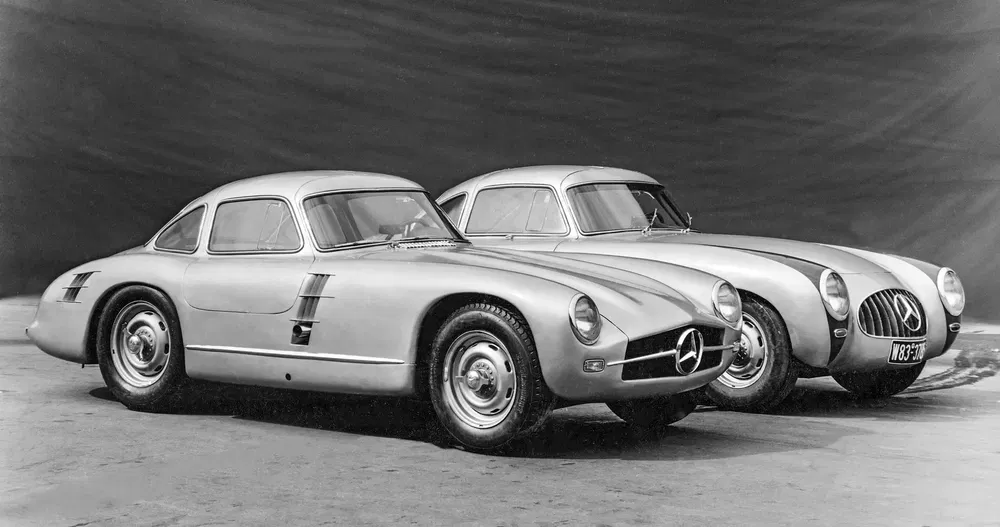 Deux Mercedes-Benz 300SL classiques, profil iconique et design épuré, en exposition vintage.