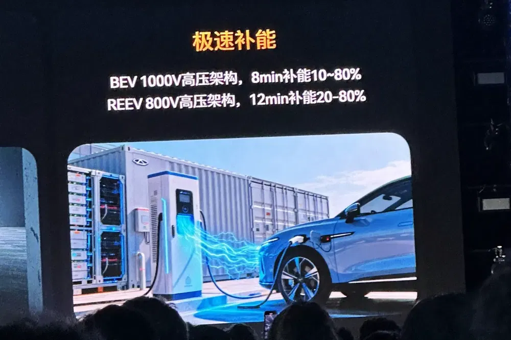 Snelladende Chery elektrische auto bij laadstation met technische specificaties op scherm.