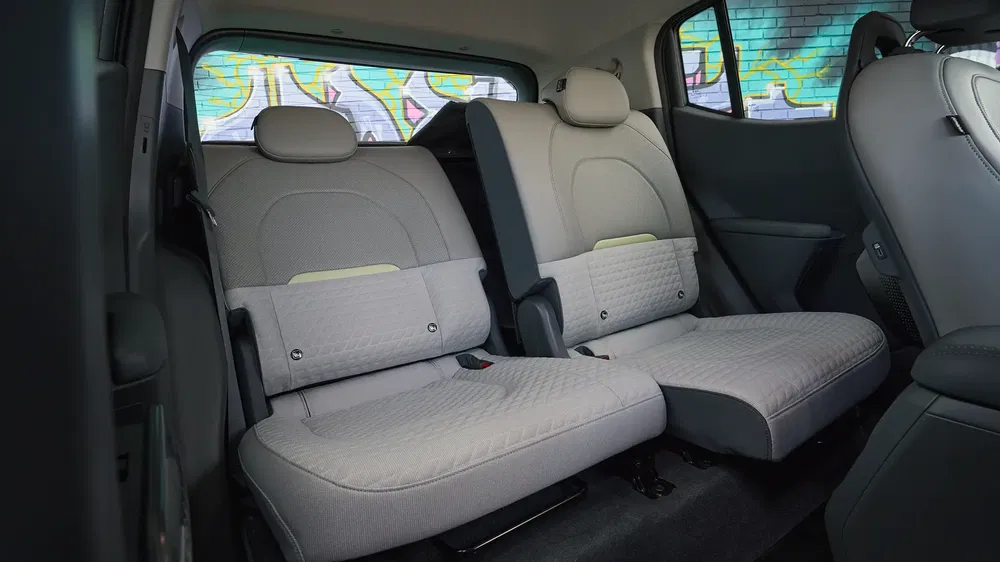 Intérieur spacieux des sièges arrière de la Hyundai Ioniq 5, finition élégante en tissu gris.