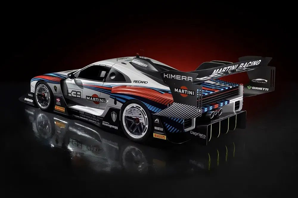 Voiture de sport Kimera aux couleurs Martini, arrière vue avec aérodynamique et aileron imposant.