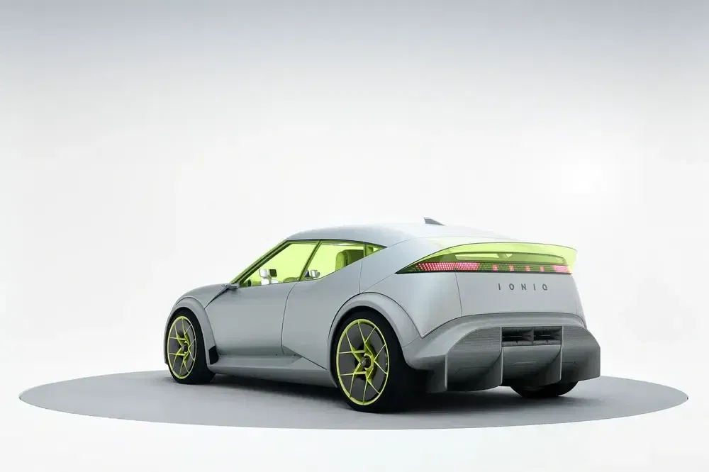 Prototype Hyundai Ioniq gris avec accents verts vifs, design futuriste élégant.