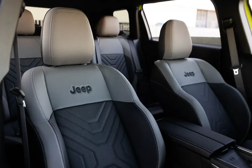 Grijze Jeep lederen stoelen in een ruime, moderne interieur.