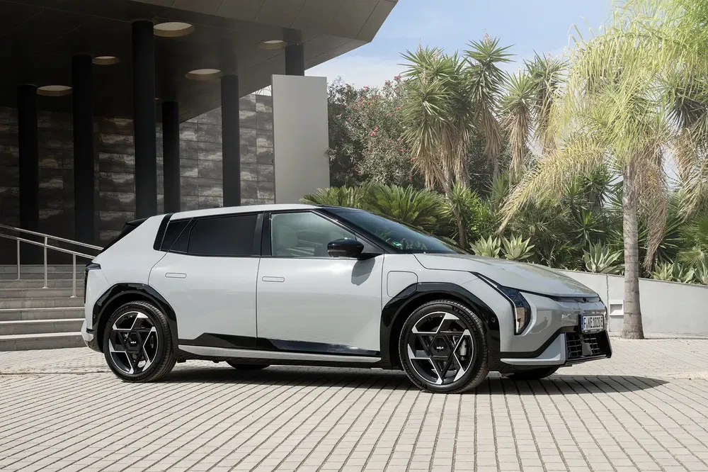 SUV électrique moderne stationné avec des arbres en arrière-plan, design avant-gardiste.