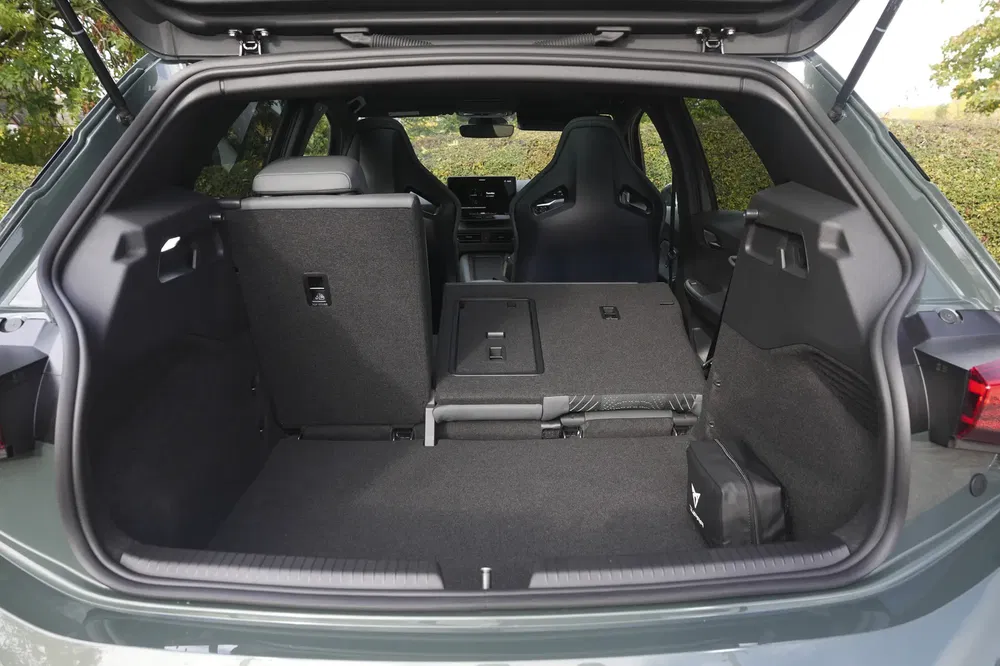 Ruime kofferbak van een Audi RS3 met gedeeltelijk neergeklapte achterstoelen, gedetailleerd interieurzicht.