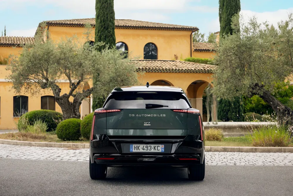 Achteraanzicht van DS 7 voor een mediterrane villa, benadrukt het elegante ontwerp.