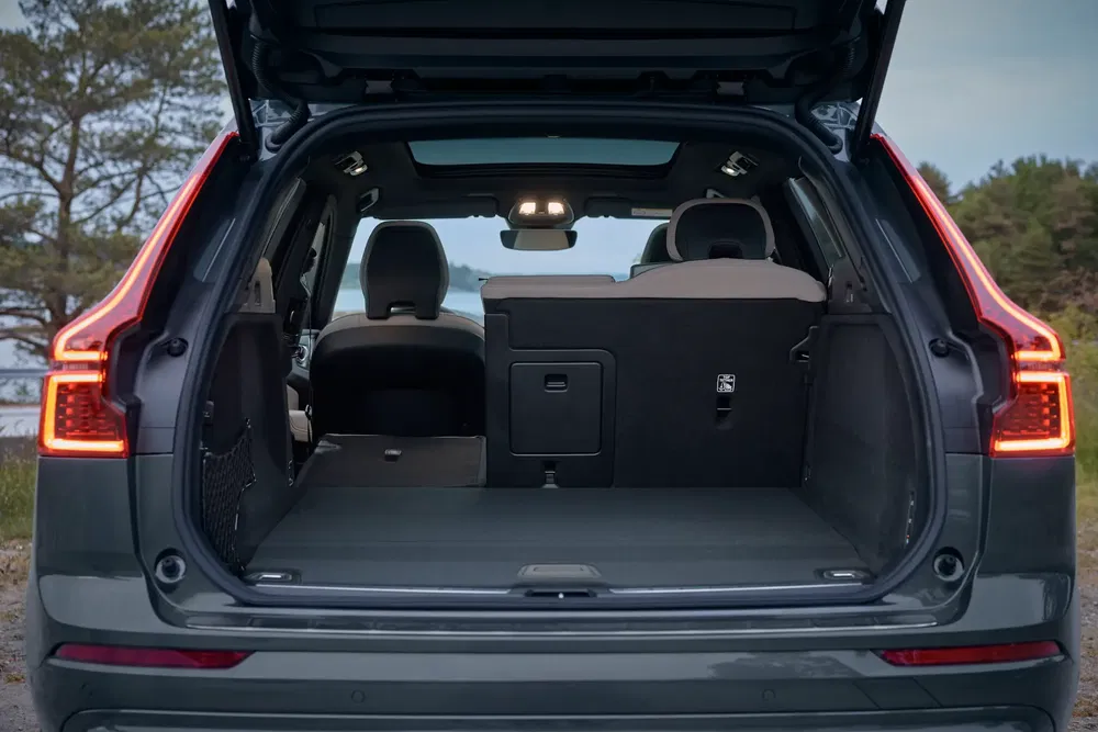 Coffre spacieux d'un Volvo XC60 avec sièges arrière rabattus, idéal pour le rangement.