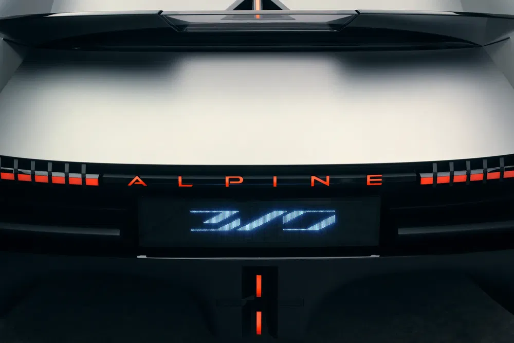 Achterkant van een Alpine auto, futuristisch verlicht logo, strak minimalistisch ontwerp.