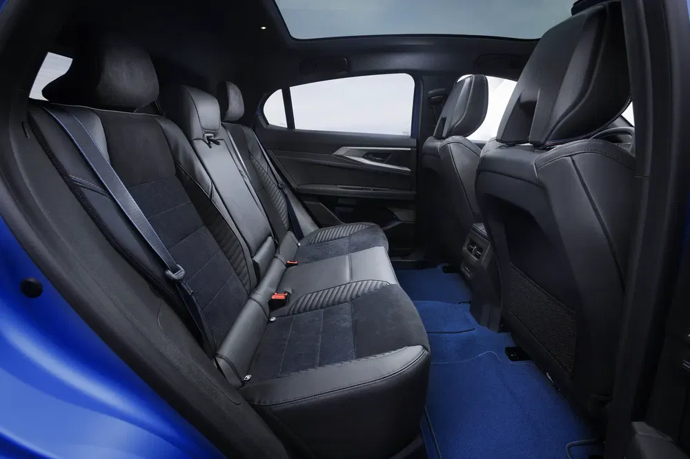 Intérieur arrière de la BMW X2 avec sièges en cuir et inserts en tissu.