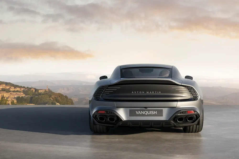 {"fr":"Vue arrière de l'Aston Martin Vanquish sur fond de paysage vallonné.","nl":"Achteraanzicht van de Aston Martin Vanquish met een heuvelachtig landschap op de achtergrond."}
