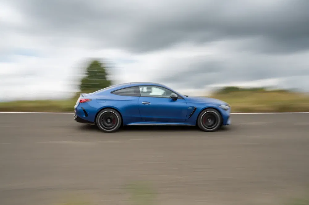Mercedes-Benz AMG bleu roulant à grande vitesse sur route campagne.
