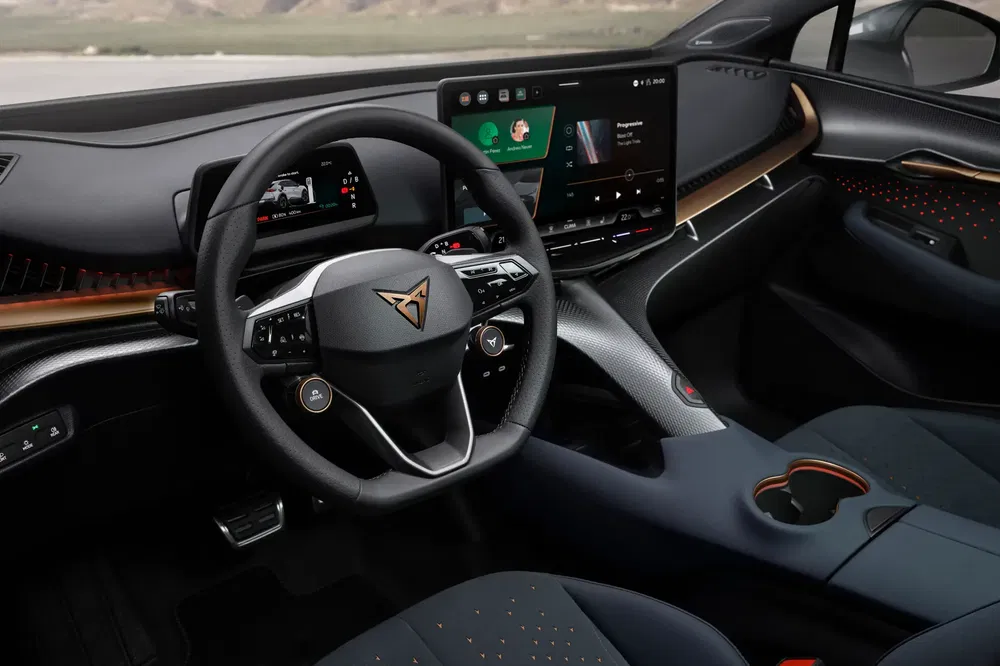 Modern interieur van de Cupra Born met digitaal dashboard en gestileerd stuurwiel.