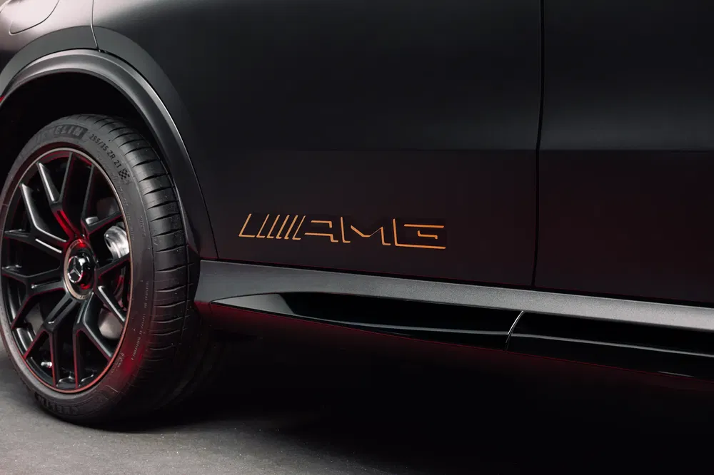 Zijaanzicht van Mercedes-AMG met oranje logo, Michelin banden en zwarte sportvelgen.