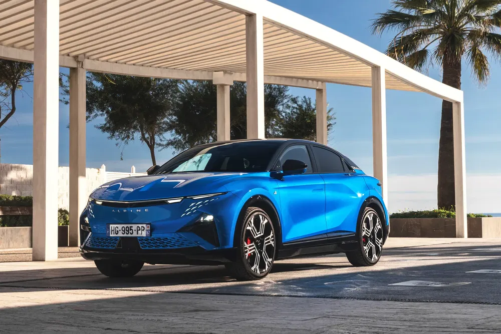 Peugeot 408 bleu sous une pergola moderne avec palmiers en arrière-plan.