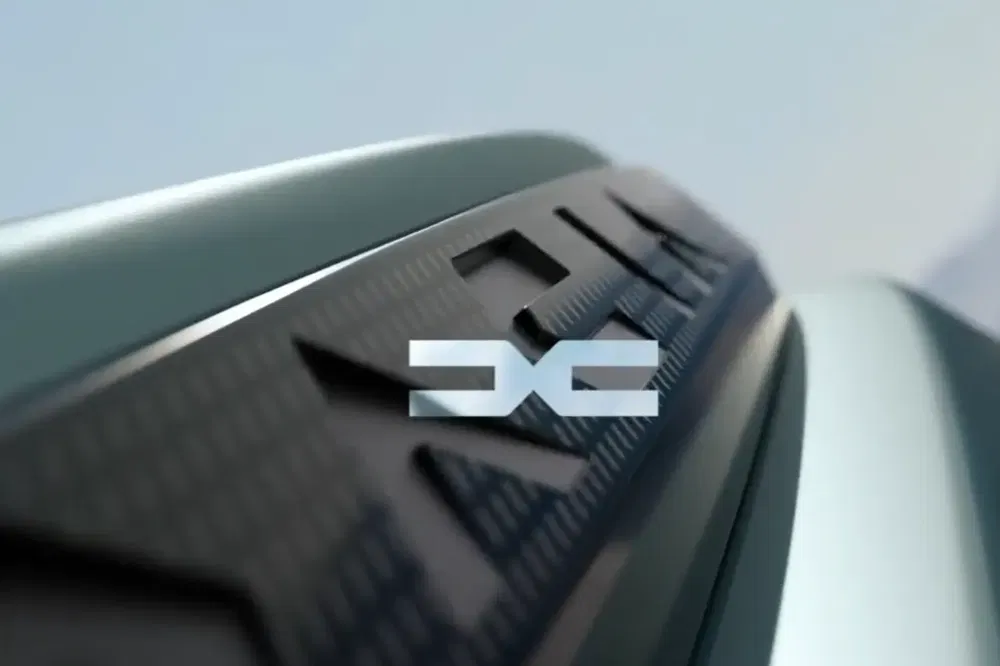 {"fr":"Logo Dacia sur une calandre moderne, design élégant et futuriste.","nl":"Dacia-logo op een moderne grille, elegant en futuristisch ontwerp."}