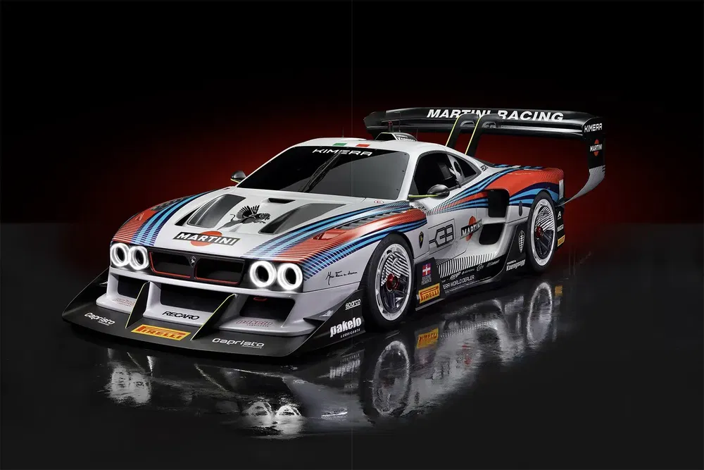 Lancia Delta HF Integrale de course avec livrée Martini Racing et grand aileron arrière.