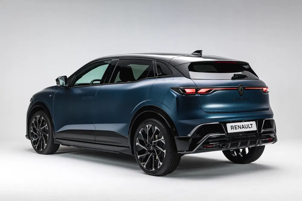 Renault Mégane E-Tech électrique bleu, arrière élégant, jantes sportivas en gros plan.