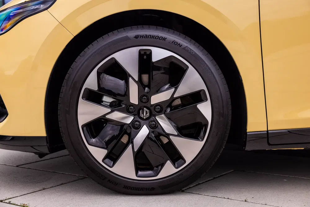 Roue de voiture Renault Megane E-Tech en alliage avec pneu Hankook iON evo.