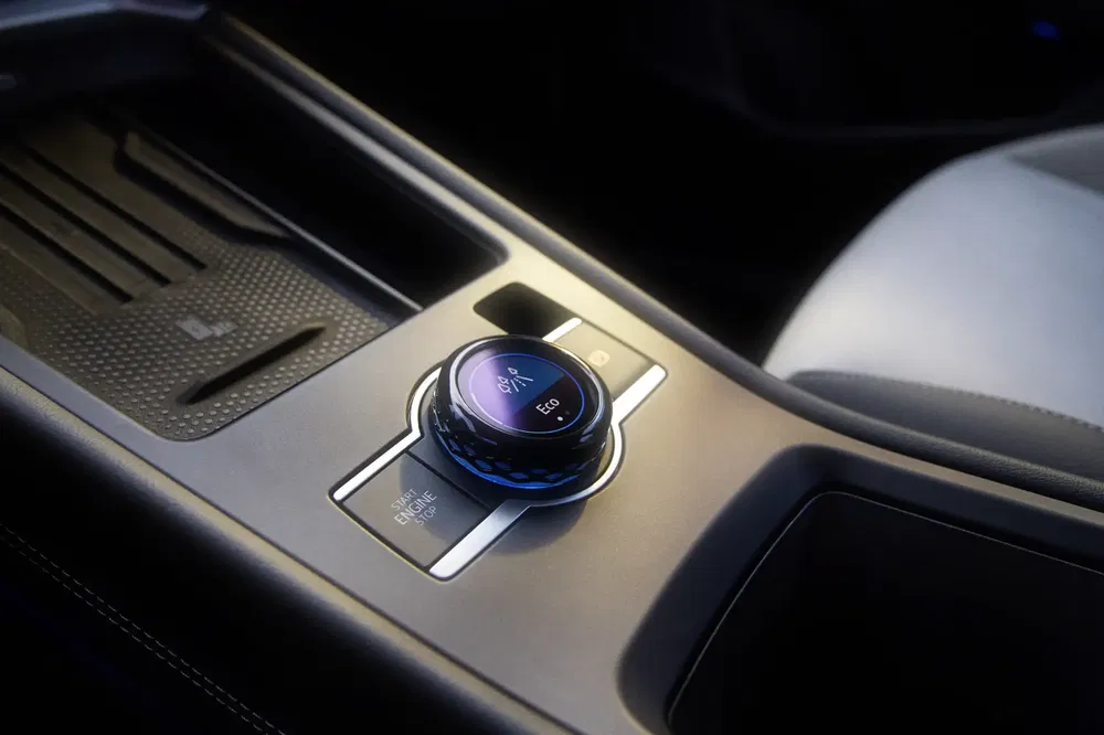 Draaiende bediening Ford Mustang Mach-E in middenconsole, modern en strak interieur.