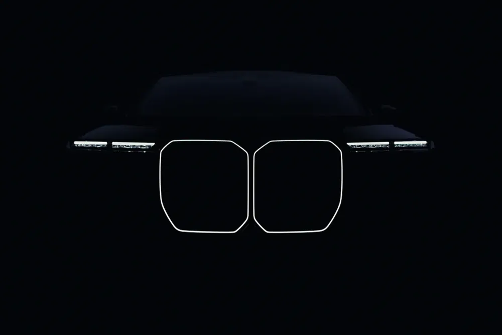 {"fr":"Silhouette avant lumineuse d'une BMW avec calandre emblématique illuminée dans l'obscurité.","nl":"Verlichte voorgrillsilhouet van BMW met iconische grille zichtbaar in het donker."}
