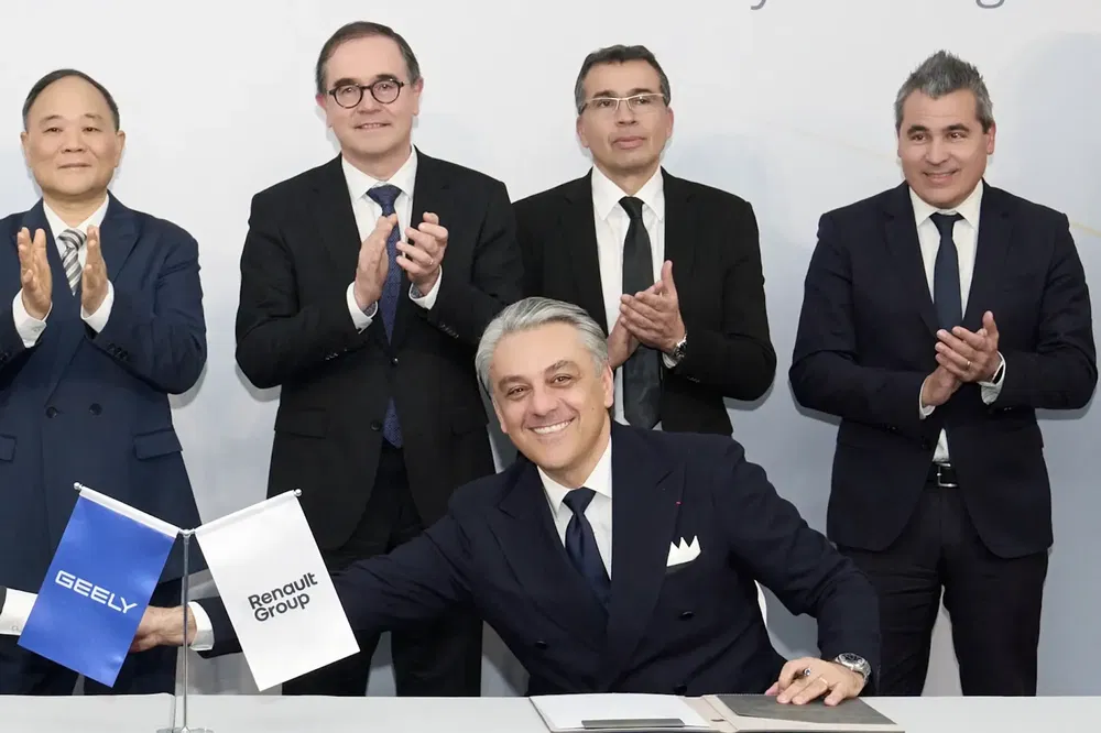 Groupe Renault en Geely tekenen strategisch partnerschap, leidinggevenden vieren de overeenkomst.
