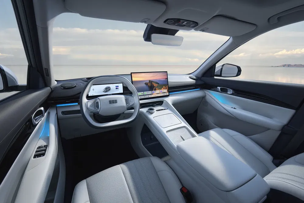 Futuristisch interieur van een Xpeng P7 met digitaal dashboard en lederen stoelen.