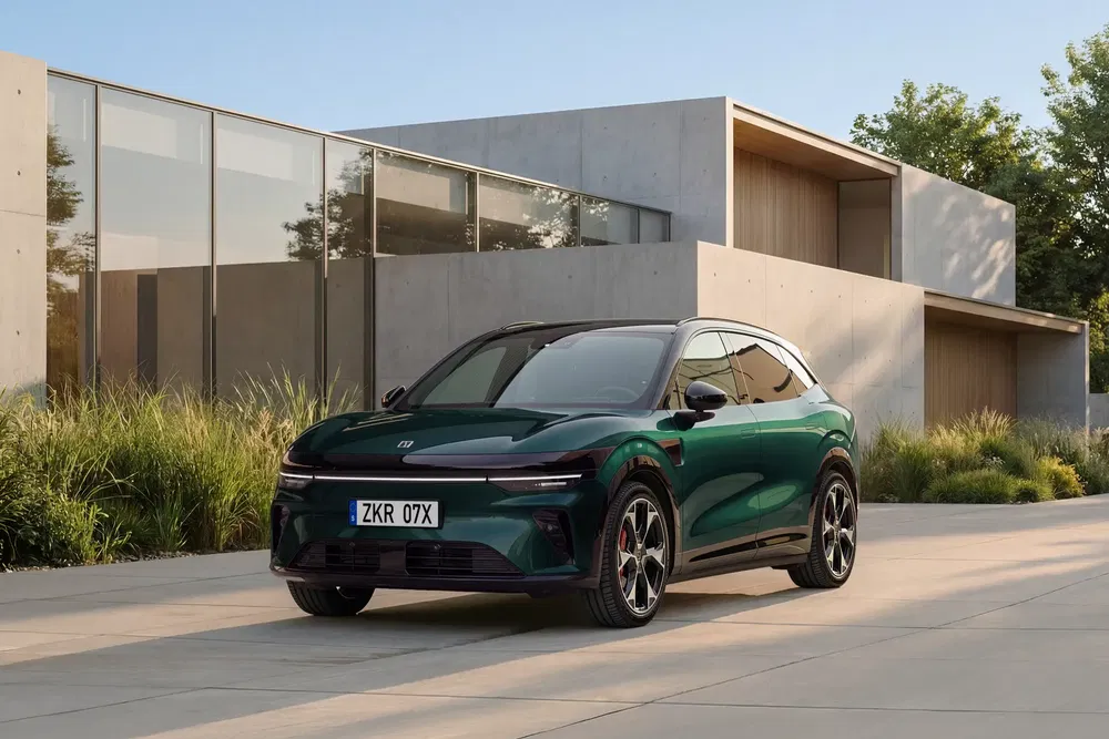 Voiture électrique Zeekr X verte garée devant une maison moderne en béton, design futuriste.