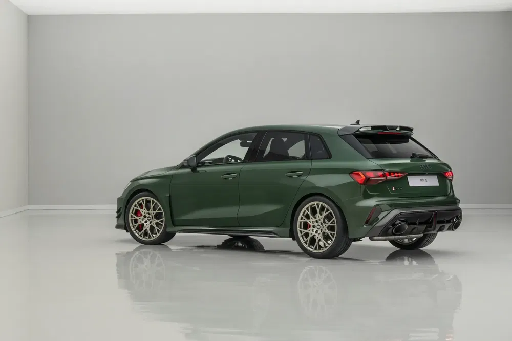 Audi RS3 vert avec jantes dorées en studio minimaliste.