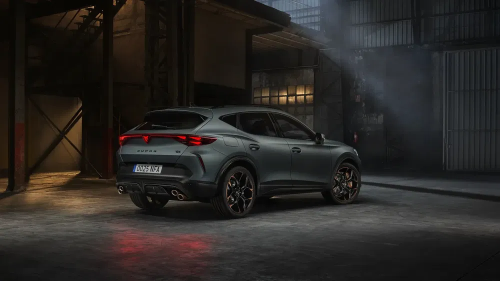 Cupra Formentor stationné dans un garage sombre, éclairage tamisé accentuant son design élégant.