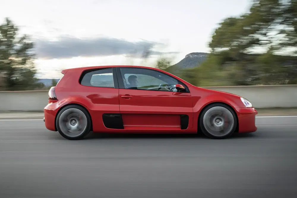 Volkswagen Golf GTI W12-650 en rouge sur autoroute, design sportif et dynamique.