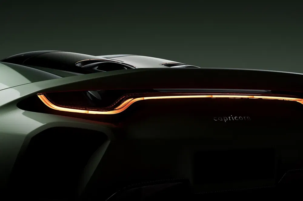 Spoiler arrière automobile moderne avec éclairage LED distinctif et finition élégante.